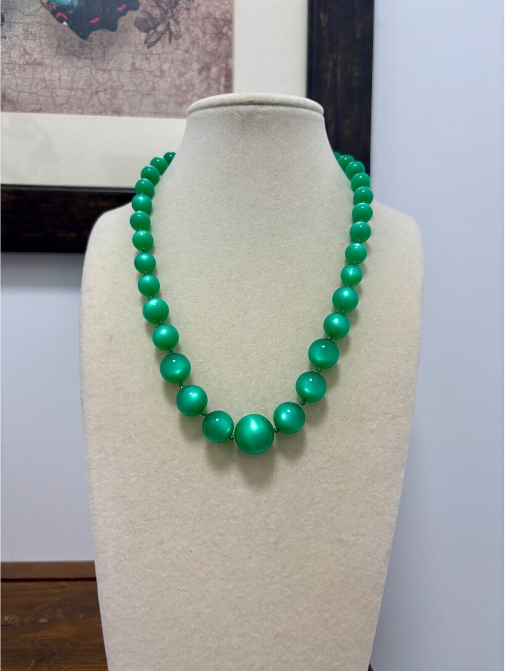 Vintage Emerald Green Moonglow Lucite Graduated Bead Necklace 16"